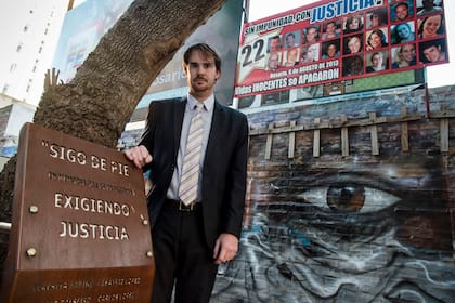 Adrián Gianángelo, estudiante de abogacía de 36 años, en el frente de lo que era el edificio