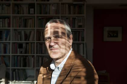 Adrián Gorelik Arquitecto, urbanista e historiador, es profesor de la Universidad Nacional de Quilmes e investigador en el Programa de Historia Intelectual de dicha institución. Fue director adjunto de la revista Punto de Vista. Escribió Miradas sobre Buenos Aires y La grilla y el parque