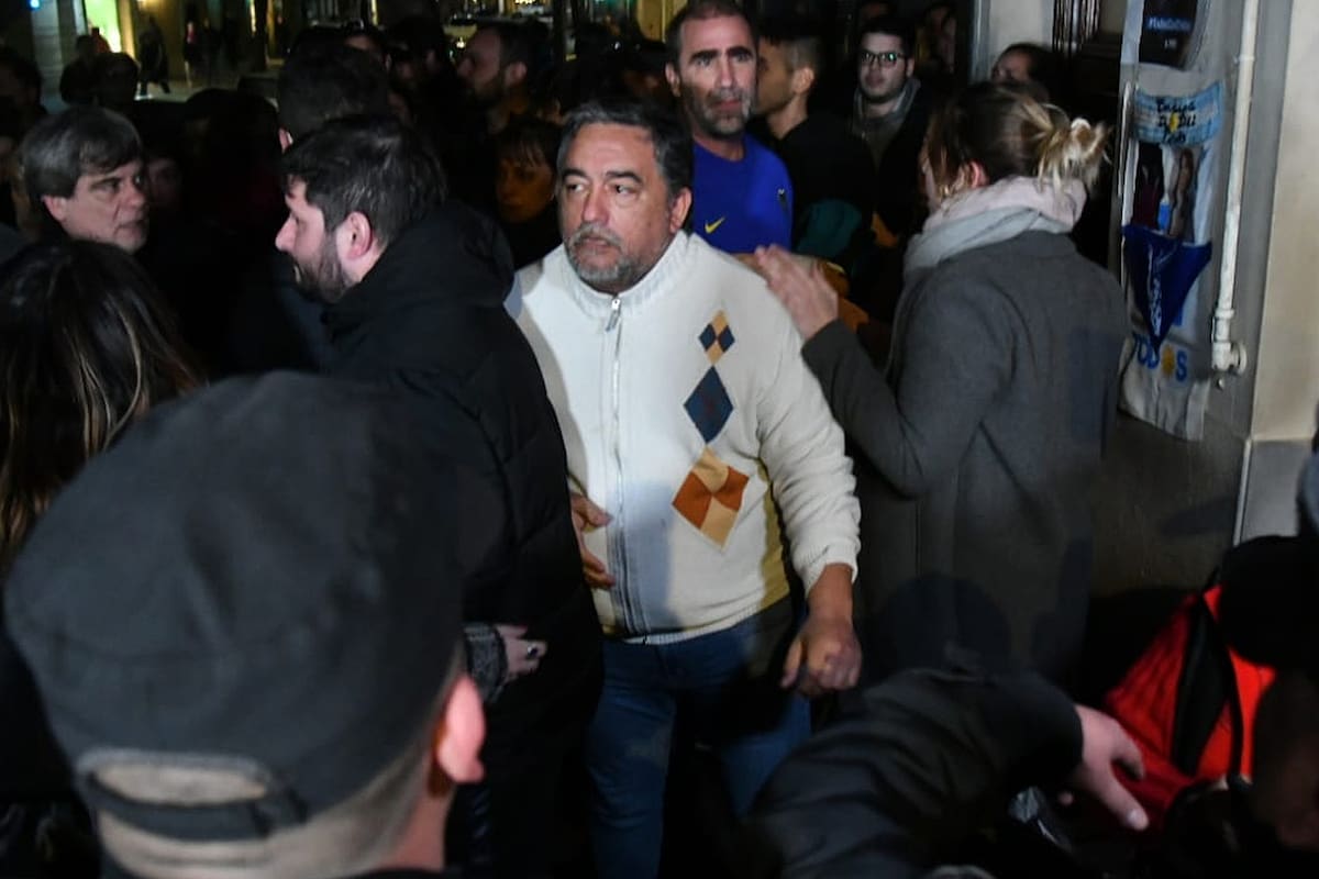 Adrián Grana, ayer, en la manifestación frente al departamento de Cristina
