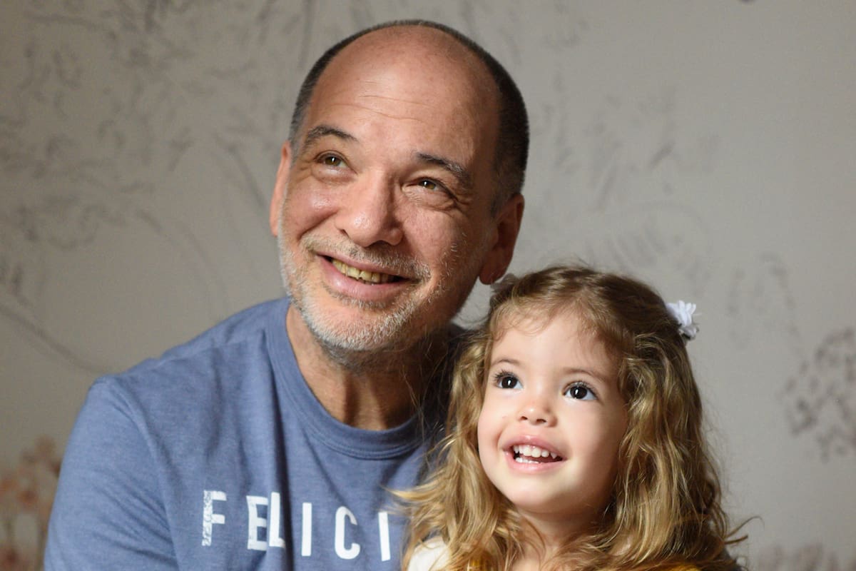Adrián Iaies (62) tenía 3 hijos grandes cuando decidió buscar un bebé con su nueva pareja: hoy, Delfina, de 2, es la mimada de la familia