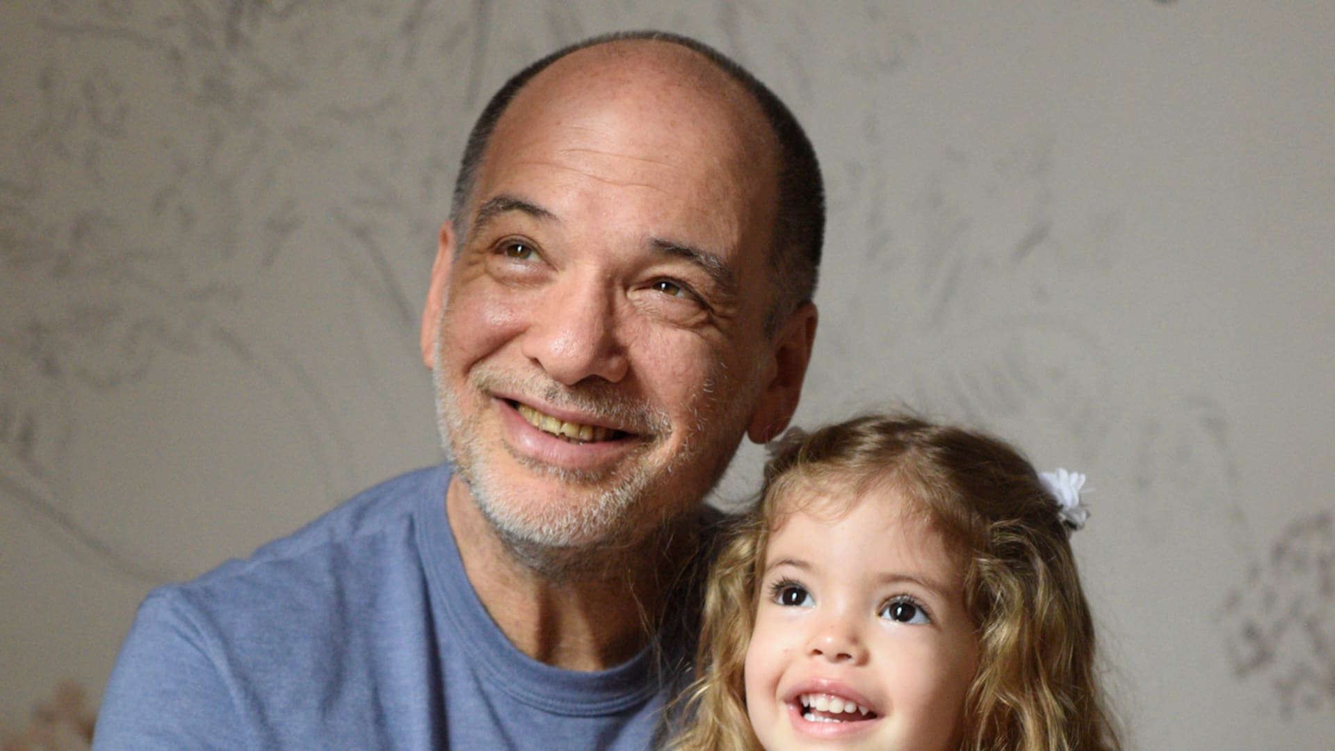 Adrián Iaies (62) tenía 3 hijos grandes cuando decidió buscar un bebé con su nueva pareja: hoy, Delfina, de 2, es la mimada de la familia