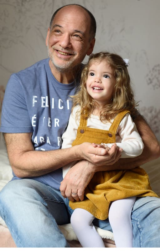 Adrián Iaies (62) tenía 3 hijos grandes cuando decidió buscar un bebé con su nueva pareja: hoy, Delfina, de 2, es la mimada de la familia