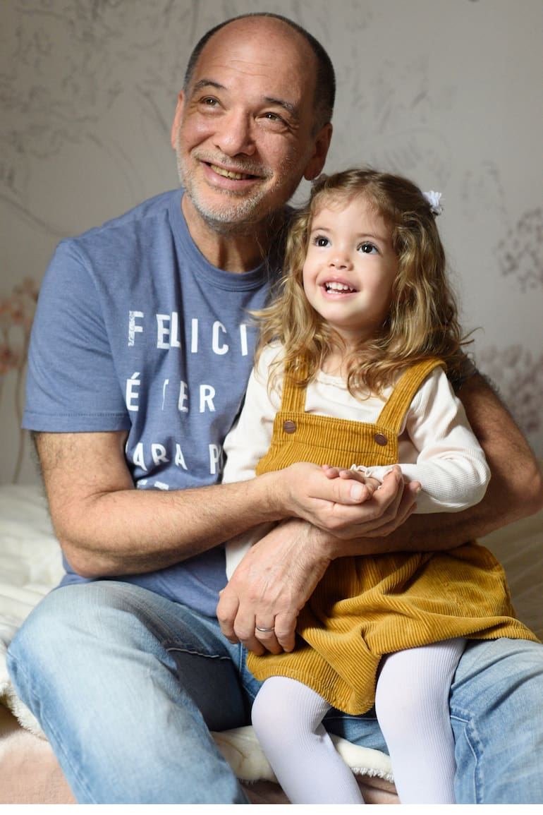 Adrián Iaies (62) tenía 3 hijos grandes cuando decidió buscar un bebé con su nueva pareja: hoy, Delfina, de 2, es la mimada de la familia
