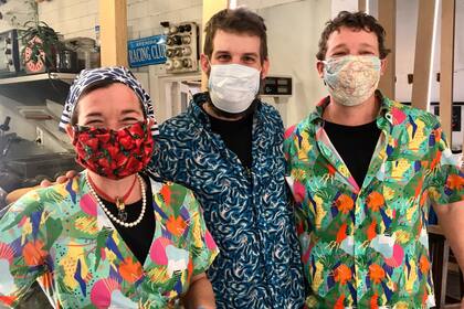 Adrián (izquierda) junto a quienes lo ayudan diariamente en el comedor