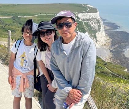 Adrian junto a su familia