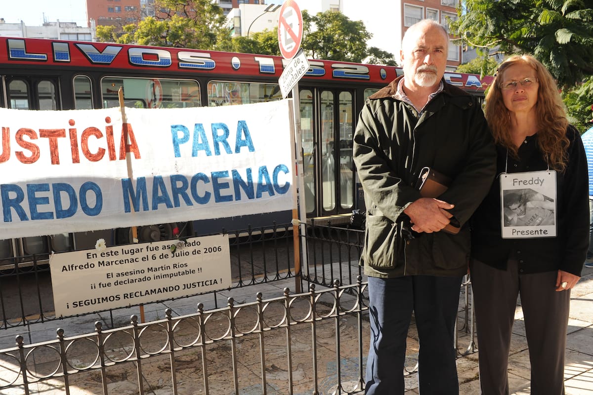 Adrián Marcenac y Mónica Bouyssede, padres de la víctima, en el homenaje a Alfredo en el lugar exacto del hecho, al cumplirse diez años del crimen