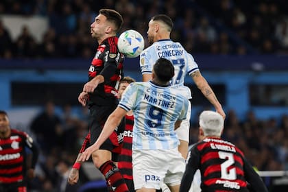 Adrián Martínez casi no gravitó en el partido en la primera hora de juego