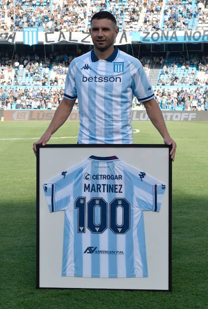 Adrian Martinez y el reconocimiento de los dirigentes por los 100 partidos, cumplidos ante Boca en la fecha pasada