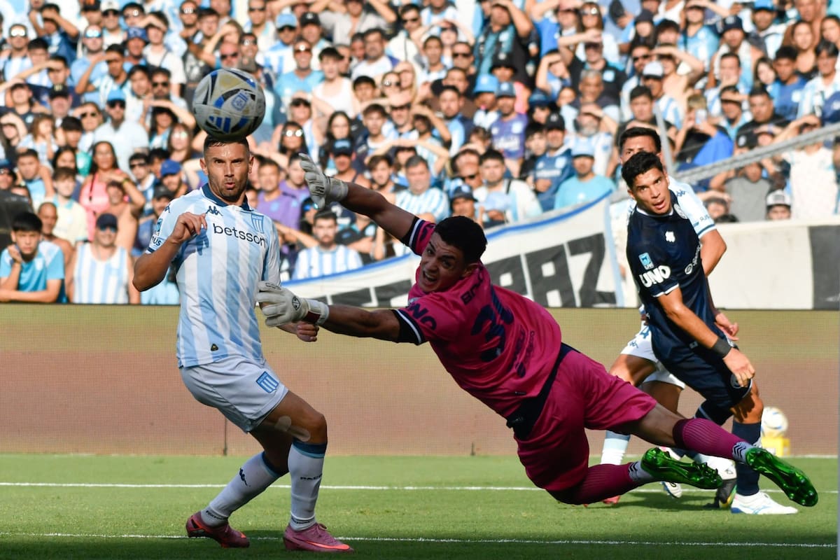 Adrian Martinez y una situación de gol para Racing ante Independiente Rivadavia de Mendoza; el 9 se fue lesionado en el primer tiempo