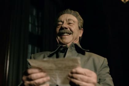 Adrian McLoughlin como Josef Stalin, en el film de Armando Iannucci