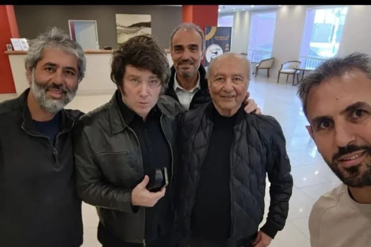 Adrián Menem, Eduardo Menem, Lule Menem y Martín Menem con Javier Milei