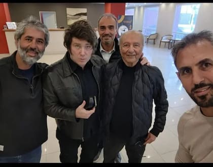 Adrián Menem, Eduardo Menem, Lule Menem y Martín Menem con Javier Milei