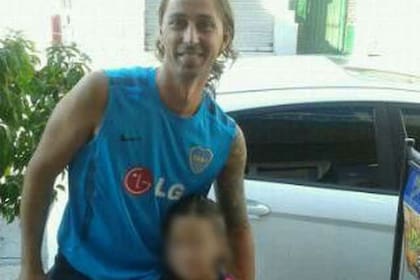 Adrián Napolitano no cambió su look y sigue usando la ropa de Boca