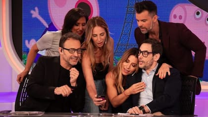 Adrián Pallares y Rodrigo Lussich, cuando estaban al frente de Socios del Espectáculo, con Nancy Duré, Paula Varela, Mariana Brey y Matías Vázquez en el panel (Foto: Instagram @adrianpalla)