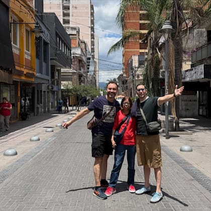 Adrián Pallares y su compañero de conducción abrieron la emisión visiblemente afectados por la noticia
