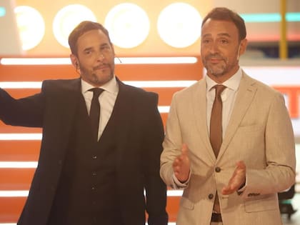 Adrián Pallares y su compañero de conducción abrieron la emisión visiblemente afectados por la noticia