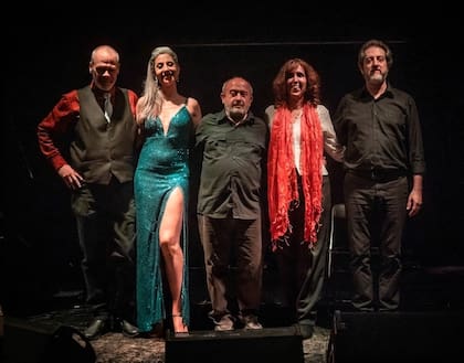 Adrián Placenti y la Orquesta Hipermaquinón Bailable