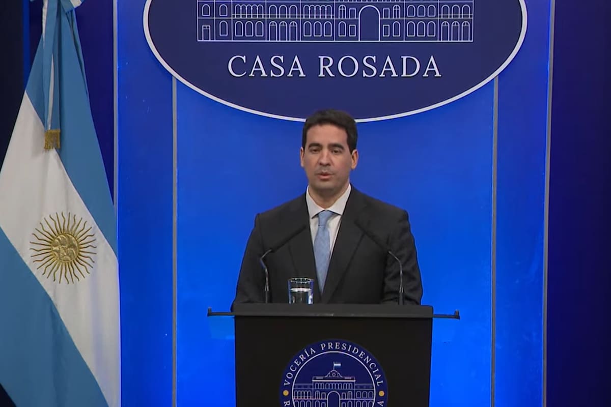 Adrián Ravier en conferencia de prensa