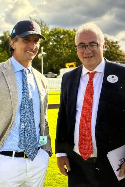 Adrián Simonetti charla con el cónsul Gonzalo Gil Zárate.