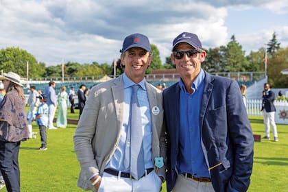 Adrián Simonetti, de La Martina, junto al polista inglés Malcom Borwick.