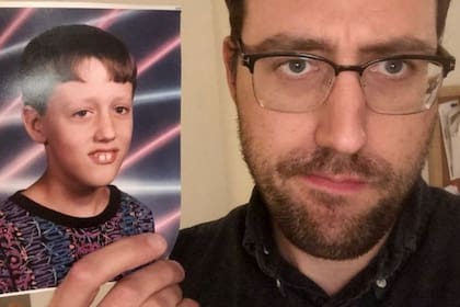 Adrian Smith, con su foto de la época escolar