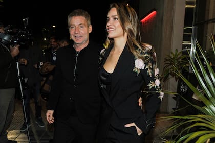 Adrián Suar asistió al festejo por el fin de rodaje de Un funeal y media junto a su pareja, Rocío Robles. La película marcará la primera vez que él y Guillermo Francella protagonizan un film juntos, tras casi cuatro décadas de amistad y de compartir proyectos en televisión y teatro