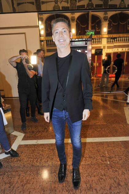 Adrián Suar disfrutó de los premios y aprovechó la oportunidad para charlar con amigos y colegas