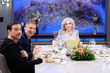Adrián Suar, en mayo, en la mesa de Mirtha Legrand. "Es algo notable, especialmente en este momento de crisis en todo el país. La calle Corrientes tiene como un imán, hay algo que atrapa al público...", dijo la conductora. Y la diputada Lemoine la cruzó en redes sociales, generando el primer contrapunto de esta saga.