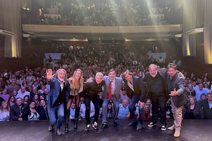 Adrián Suar junto al elenco completo de La cena de los tontos y la sala del Neptuno con localidades agotadas