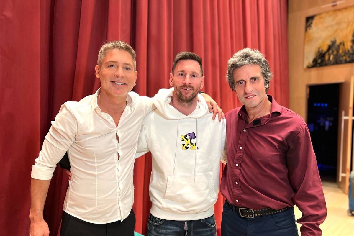 Adrián Suar, Lionel Messi y Diego Peretti. El astro argentino fue al teatro a ver la obra "Inmaduros", en la calle Corrientes.