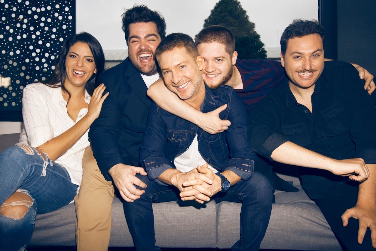 Adrián Suar rodeado de Belu Lucius, Darío Barasi, Tomás Kirzner y Iair Said, sus aliados para triunfar en las redes sociales