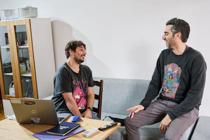 Adrián tiene reuniones periódicas con Javier para trabajar cualquier desafío que se le presente en el trabajo. "Al principio eran más presenciales pero ahora nos manejamos mucho con mensajes de Whatsapp", dice