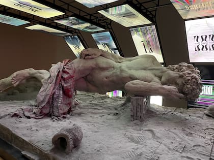 Adrián Villar Rojas, artista que ahora protagoniza una muestra en el museo Bass, ganó en 2003 el premio Curriculum Cero impulsado por Ruth Benzacar y sus obras fueron exhibidas desde entonces por la galería porteña en muchas ediciones de Art Basel Miami y Basilea