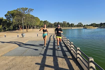 Adrián y Camila, que se conocieron en el marco de una carrera, hoy adoptaron el hábito de correr juntos