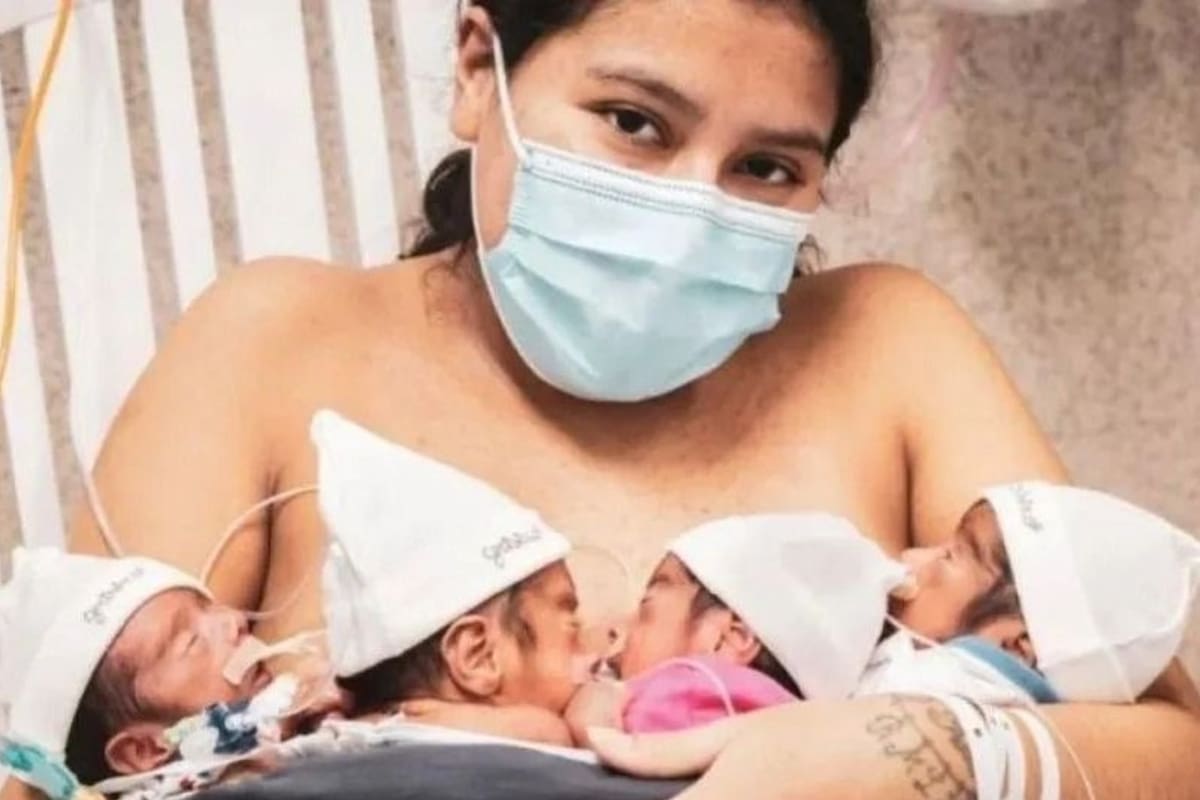 Adriana carga orgullosa a sus cuatro hijos, detrás de los cuales hay una historia de obstáculos, superación y lucha contra la adversidad
