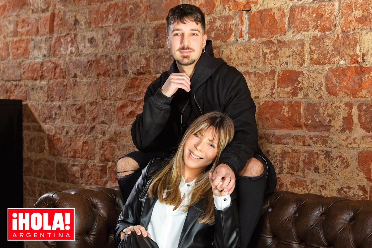 Adriana con Javier, uno de los dos hijos que tuvo con su ex marido, Juan Bautista “Tata” Yofre (76), periodista y ex funcionario durante la presidencia de Carlos Menem. Ella dice: "Tenemos una gran familia, pero nosotros tres, Agustina, Javier y yo, somos muy unidos. Estamos pendientes uno del otro".