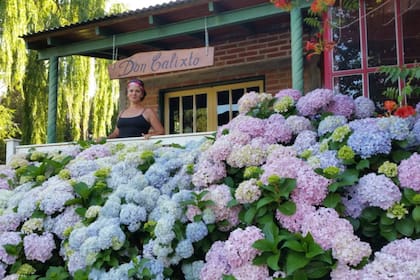 Adriana con las hortensias de la veterinaria que abrió en El Rodeo