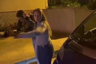 La chocaron, se bajó del auto y sufrió una brutal agresión por ser latina