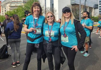 Adriana, junto a dos amigas también trasplantadas, al finalizar la Carrera Verde organizada por Fundación Favaloro.