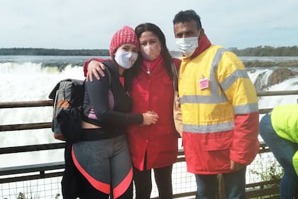 Adriana junto a sus padres, en Misiones.