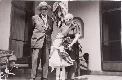 Adriana Kahlo y su esposo, Alberto Veraza, con su sobrina nieta Mara Romeo Kahlo
