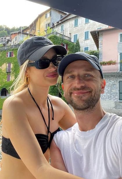 Adriana, la mujer de 39 años, junto a su nuevo esposo