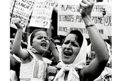 Adriana Lestido, "1982 - Una madre y su hija durante la Marcha por la vida realizada en octubre de 1982, en la que se reclamó por los desaparecidos