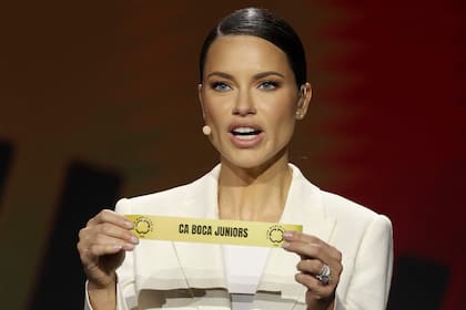 Adriana Lima muestra el papelito de Boca