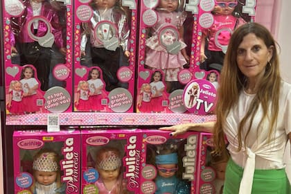 Adriana Mermelstein junto a las muñecas Julieta, de Cariñito