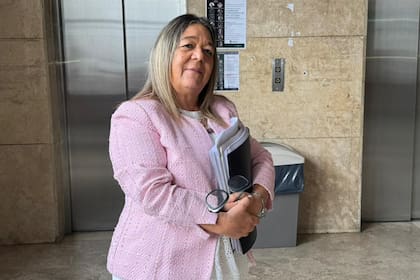 Adriana Mónica Nechevenko, la escribana de Adorni, al llegar a los tribunales de Comodoro Py
