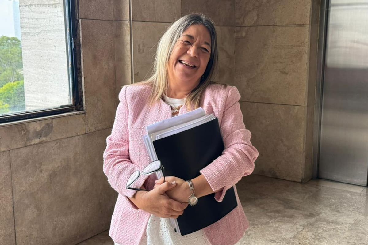 Adriana Mónica Nechevenko la escribana de Adorni llega a los tribunales de Comodoro Py