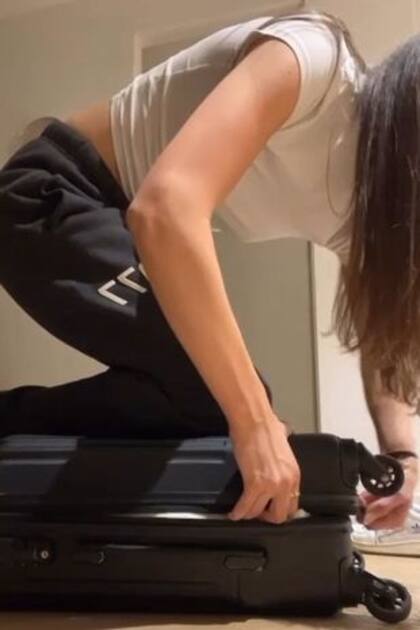 Adriana Ocampo armando su valija