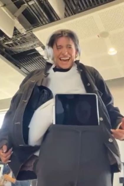 Adriana Ocampo con parte de la ropa de su valija puesta