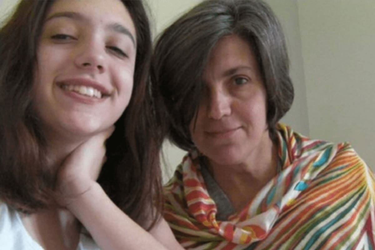 Adriana posa junto a su hija Lola Chomnalez, asesinada en Uruguay en diciembre del 2014 cuando tenía 15 años